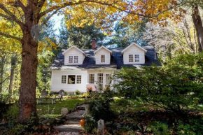 Chestnut Lodge with Vintage Finishes and Art!